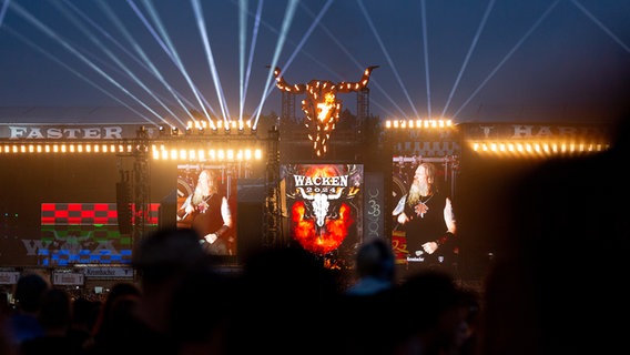 Amor Amarth spielen auf der Hauptbühne des Wacken Open Air. © NDR Foto: Dominik Dührsen