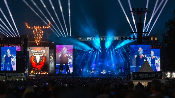 Amor Amarth spielt auf der Hauptbühne des Wacken Open Air. © NDR Foto: Dominik Dührsen