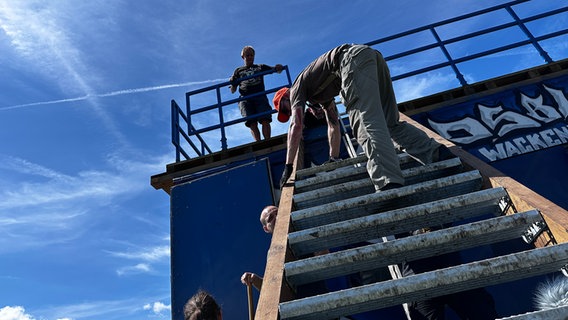 Ein Blick eine Leiter hinauf, auf der Leiter steht eine Person © NDR Foto: Jörn Zahlmann
