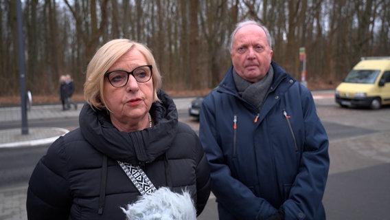 Eine Frau und ein Mann werden auf der Straße zur Bundestagswahl gefragt. © NDR 