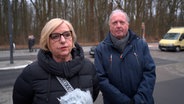 Eine Frau und ein Mann werden auf der Straße zur Bundestagswahl gefragt. © NDR 