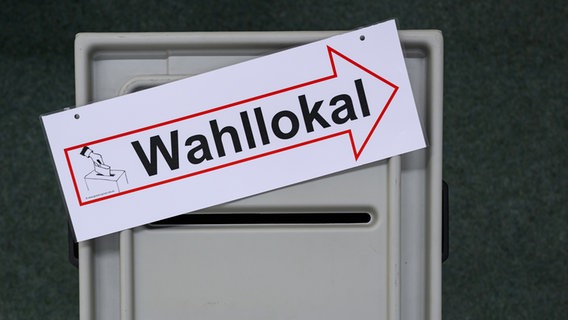 Auf einer Wahlurne liegt ein Schild mit der Aufschrift "Wahllokal". © picture alliance / dpa Foto: Patrick Pleul