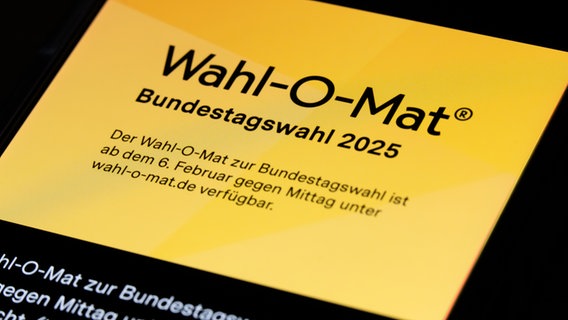 Der Schriftzug Wahl-O-Mat Bundestagswahl 2025 ist auf dem Display eines Smartphones zu sehen. © picture alliance/dpa Foto: Silas Stein