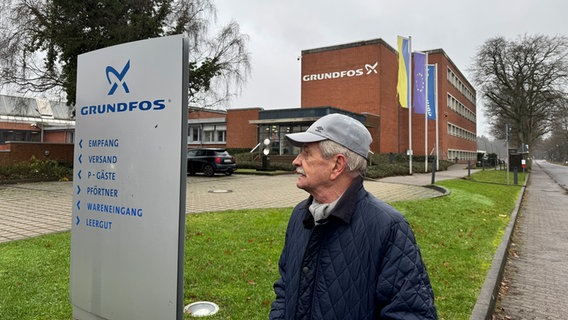 Ein Mann steht vor dem Gelände der Grundfos GmbH in Wahlstedt. © NDR Foto: Pia Klaus