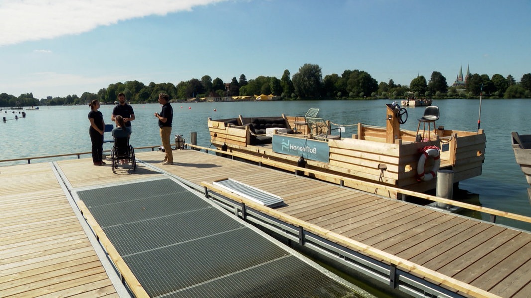 Mit Rollstuhl ins Wasser: Neuer inklusiver Steg in Lübeck