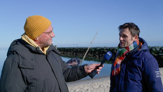 NDR Reporter Jochen Dominicus im Gespräch mit Dennis Schaper vom Schutzstation Wattenmeer. © NDR 