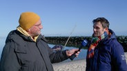 NDR Reporter Jochen Dominicus im Gespräch mit Dennis Schaper vom Schutzstation Wattenmeer. © NDR 