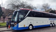 Ein Shuttle-Bus nach Dänemark steht an einer Straße in Flensburg. © NDR Foto: Peer-Axel Kroeske