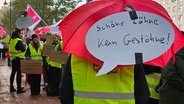 Demonstranten versammeln sich zu einem Warnstreik bei der Schön Klinik in Bad Bramstedt. © NDR Foto: Johannes Tran