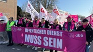 Demonstrierende des öffentlichen Dienstes ziehen von der Kiellinie Richtung Rathaus. © NDR Foto: Tobias Gellert