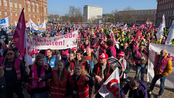 Demonstrierende des öffentlichen Dienstes stehen auf dem Rathausplatz. © NDR Foto: Tobias Gellert