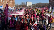 Demonstrierende des öffentlichen Dienstes stehen auf dem Rathausplatz. © NDR Foto: Tobias Gellert