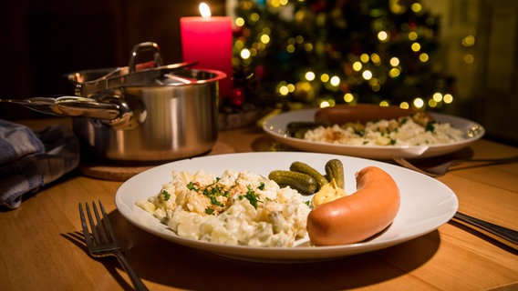 Kartoffelsalat mit Würstchen an Weihnachten. © picture alliance / dpa-tmn Foto: Christin Klose