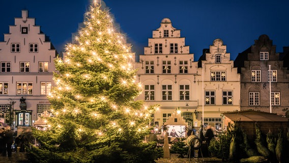 Ein leuchtender Weihnachtsbaum steht in der Innenstadt von Friedrichstadt. © Stadt Friedrichstadt 