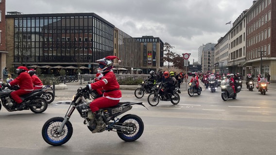 Ein Weihnachts-Korso fährt durch die Kieler Innenstadt. © NDR Foto: Onno Eick