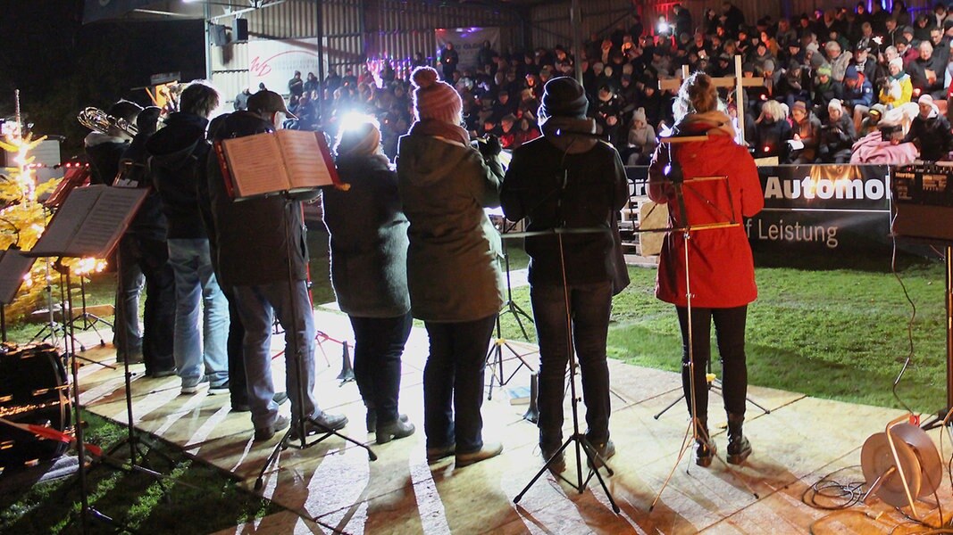 Mit Liedern im Stadion auf Weihnachten einstimmen NDR.de