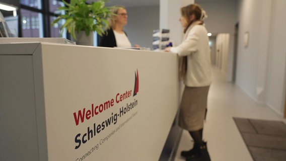 Zwei Frauen unterhalten sich im Welcome Center Schleswig-Holstein. © NDR 