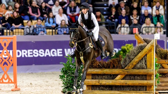 Eine junge Springreiterin springt mit ihrem Pferd über ein Hindernis beim 30. Neumünsteraner Schauwettbewerb der Reitvereine bei den VR Classics 2025 in Neumünster. © VR Classics | Presse 