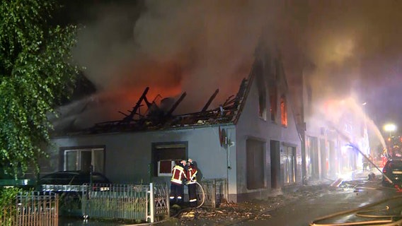 Feuerwehrleute löschen einen Brand in Wesselburen bei Nacht. © WestKüsten-News 