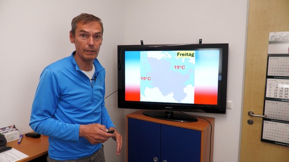 Wetterexperte Meeno Schrader mit der Wettervorhersage. © NDR 