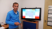 Wetterexperte Meeno Schrader mit der Wettervorhersage. © NDR 