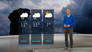 NDR Moderator Meeno Schrader steht im Studio mit der Wettervorhersage. © NDR 