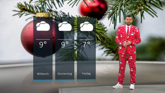 NDR Moderator Sebastian Wache steht im Studio mit der Wettervorhersage © NDR 