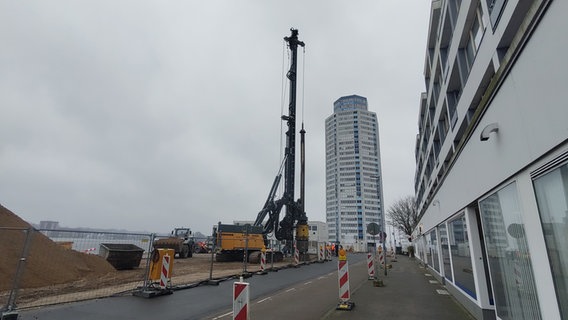 Vor dem Wikingturm in Schleswig finden Bohrarbeiten statt © NDR Foto: Peer-Axel Kroeske