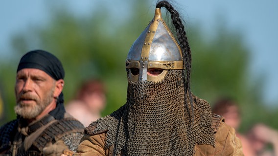 Zwei als Wikinger verkleidete Männer während der Wikingertage in Schleswig. © picture alliance / SULUPRESS.DE | Torsten Sukrow / SULUPRESS.DE 