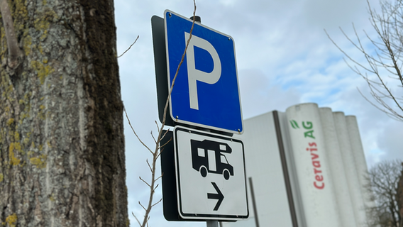 Ein Parkplatzschild mit einem Hinweisschild für das Abstellen von Wohnmobilen © NDR Foto: Hauke Bülow