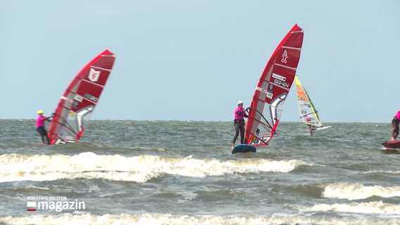 Windfoiling am Strand von St. Peter Ording. © NDR 