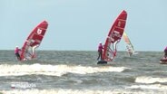 Windfoiling am Strand von St. Peter Ording. © NDR 