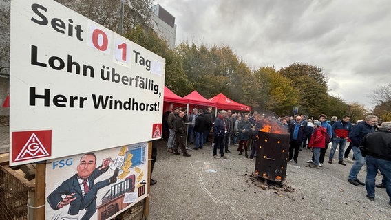 Eine Demonstration von FSG-Mitarbeitern gegen Lars Windhorst © NDR Foto: Tobias Gellert