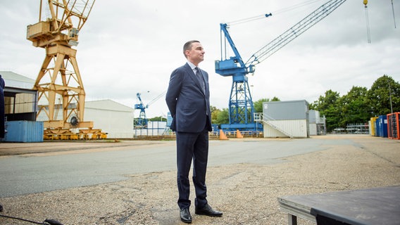 Investor Lars Windhorst auf dem Werksgelände der Nobiskrug am Nord-Ostsee-Kanal. © picture alliance/dpa | Gregor Fischer 