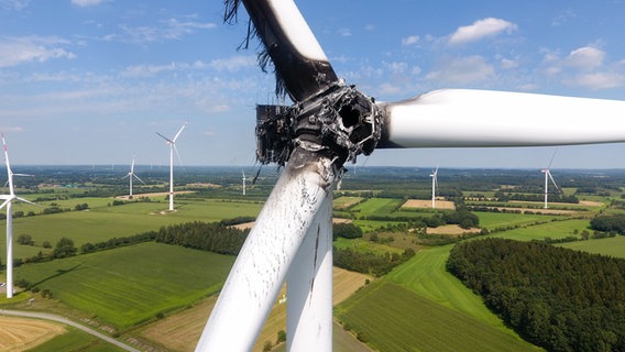 Drohnenaufnahme eines ausgebrannten Windrades. © Florian Sprenger 