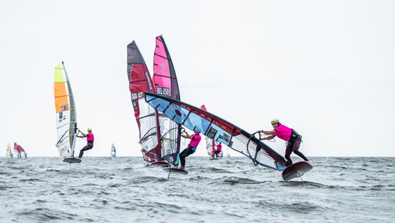 Wingfoiler auf dem Wasser bei der WM in SPO. © Choppy Water GmbH Foto: danielpankoke / Jensscholz