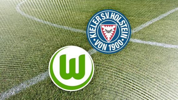 Das Vereinswappen vom VfL Wolfsburg neben dem von Holstein Kiel vor Fussballrasen. © NDR 