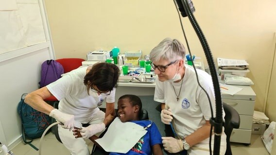 Ein Junge wird von Zahnärzten behandelt. © Dr. Kehl Foto: Dr. Kehl