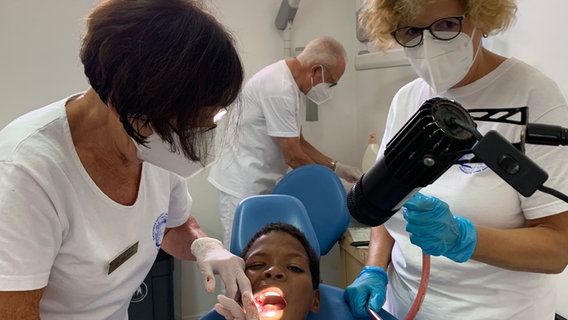 Ein Junge wird von Zahnärzten behandelt. © Dr. Kehl 