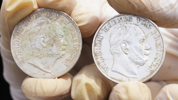 Eutin: Zwei Münzen aus dem Jahr 1871 werden in die Kamera gehalten © dpa-Bildfunk Foto: Marcus Brandt