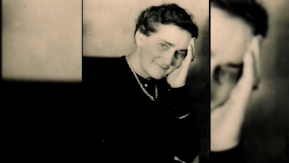 Eine Schwarzweißaufnahme zeigt eine Frau © NDR Foto: NDR Screenshot