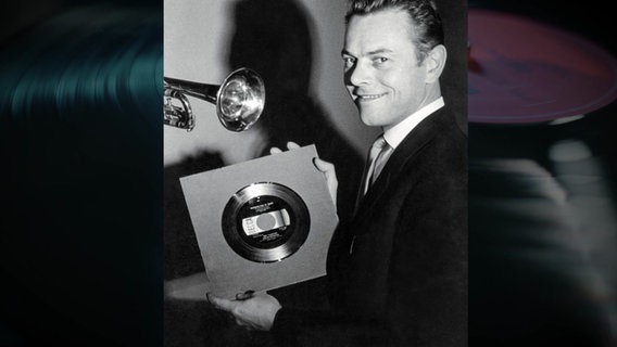 Der Komponist, Arrangeur, Produzent und Orchesterleiter Bert Kaempfert hält eine Schallplatte in der Hand © NDR Foto: NDR Screenshot