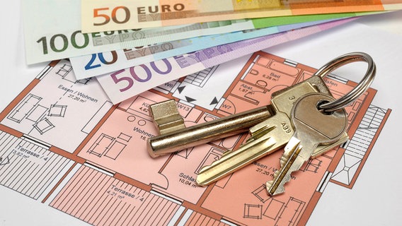 Wohneigentum und Miete Wohnungsschlüssel und Euro Geldscheine liegen auf einem Grundriss. © IMAGO / Wolfilser 