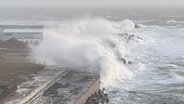 Wellen schlagen über den Kai auf Helgoland. © NDR Foto: Paul Wessels