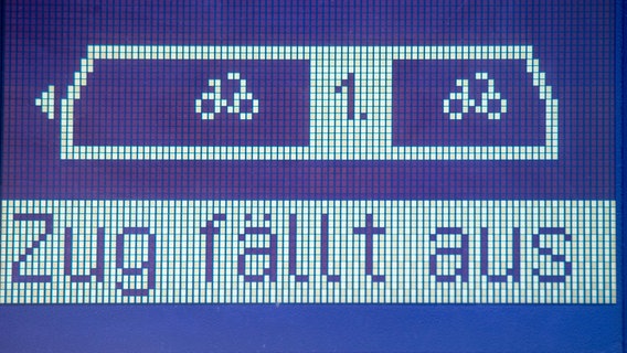 "Zug fällt aus" steht auf einer Anzeigetafel am Bahnhof. © picture alliance/dpa | Stefan Sauer Foto: Stefan Sauer