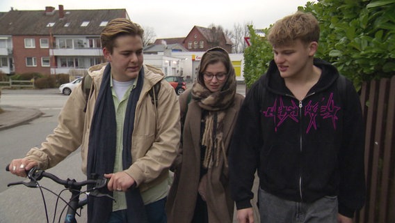 vlnr: Aaron, Lucia, Tim sind auf dem Weg in die Schule © NDR Foto: NDR