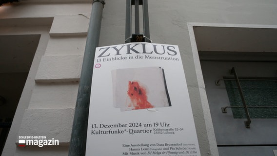 Ein Plakat bewirbt eine Ausstellung über den weiblichen Zyklus. © NDR 