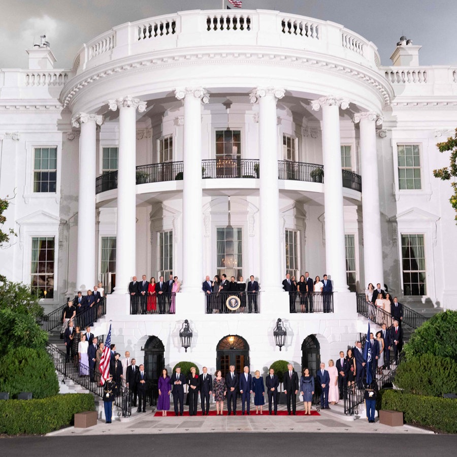 75. NATO Gipfel-Treffen: Die Teilnehmer stehen vor dem Weißen Haus © AFP Foto: Roberto Schmidt