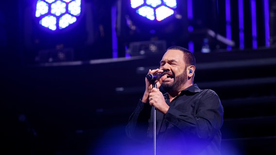 Sänger Marian Gold von der Band Alphaville bei ihrem Auftritt bei im Rahmen des Events 'Die 80er live - Die größte 80er Party der Welt' in der Arena auf Schalke. © picture alliance | Panama Pictures Foto: Christoph Hardt