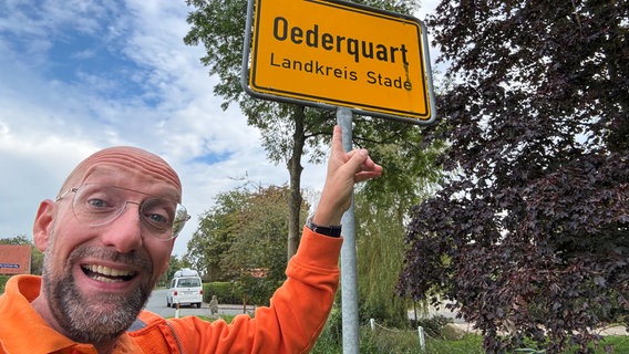 Schorse besucht auf der "Der beste Ort der Welt"-Tour Oederquart. © NDR 